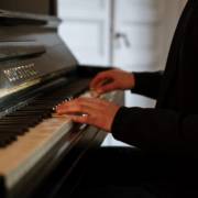 Sete benefícios de aprender a tocar piano ou teclado
