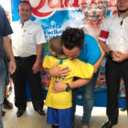 Encontro com o craque do futsal Falcão atrai multidão de fans em Marília