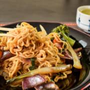 Restaurante doa 100% dos lucros na venda de yakissoba para Apae e ONG de proteção animal