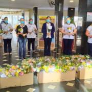 Profissionais do Hospital Regional recebem flores e poemas como homenagem pelos trabalhos durante a pandemia