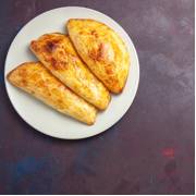 Pastel de frango cremoso feito no forno
