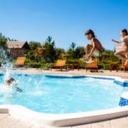 Piscina de fibra ou alvenaria? Qual escolher?