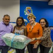 Mães e gestantes recebem enxovais de bebê do Fundo Social