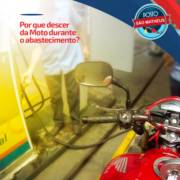 Por que os motociclistas devem descer da moto durante o abastecimento?