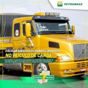 Colocar adesivos e painéis luminosos no veículo de carga