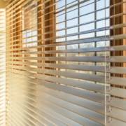 Persianas que combinam praticidade e estilo para qualquer ambiente