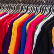 A SOBREPOSIÇÃO DÁ UM TOQUE CASUAL E PERMITE VARIAÇÕES COM A CAMISETA