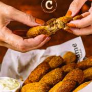 O bolinho de aipim com carne seca que conquistou Mineiros!