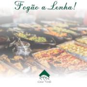 Comida no fogão a lenha.