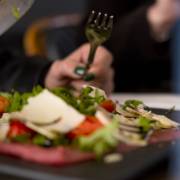 Almoço por quilo com sabor genuíno de Goiás: conheça o buffet farto da Casa Verde em Mineiros