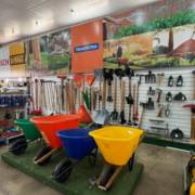 Jardim em ordem com os equipamentos da Casa da Lavoura