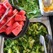 Frescor no prato: saladas que renovam no Panelão de Mineiros