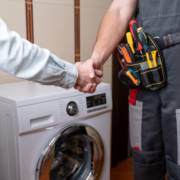 A importância de contratar um profissional para instalações e consertos