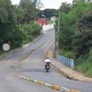 Veja como era antes a ponte que liga o bairro Cohab com  Centro de Tietê!