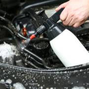 Cuidado! Não lave o motor do seu carro em casa!