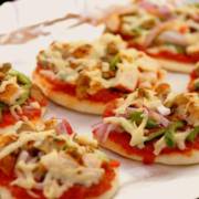 Cáritas de São Sebastião realiza “Noite da Mini Pizza” para comprar cadeira de rodas especial para uma criança.