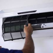Saiba a importância de fazer limpezas regulares no ar-condicionado