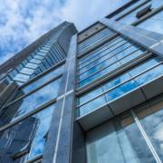 Benefícios das fachadas em alumínio para edifícios comerciais.