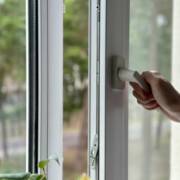 Manutenção preventiva para portas e janelas de alumínio: dicas essenciais.