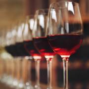 Tradição e sabor em cada taça! Os melhores vinhos estão aqui