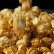 Por que a pipoca gourmet perde a crocância?