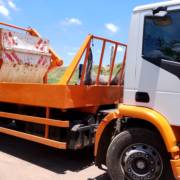 A importância da segurança no manuseio e transporte de caçambas durante as obras.