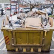 Tipos de resíduos que podem ser descartados em caçambas: Materiais permitidos e proibidos.
