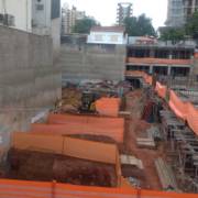 Sinalização e localização adequada de caçambas em obras: Melhorando a segurança e a organização.