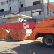 Explique os tipos de projetos que demandam o uso de caçambas, como reformas e construções.