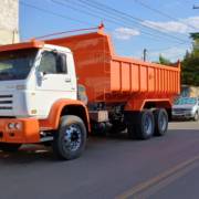 Vantagens de contratar um caminhão basculante para obras de grande porte.