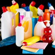 11 produtos de limpeza que não podem faltar na sua despensa