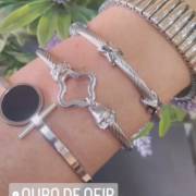 Entre Luzes e Histórias: Braceletes Que Contam Segredos