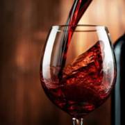 4 motivos para tomar uma taça de vinho por dia