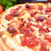 A Irresistível Pizza de Peperoni da Dom Caetano – Sabor que Encanta em Mineiros!