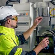 Quer saber como a manutenção elétrica industrial impacta no preço final do produto?