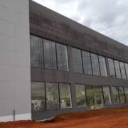 Fachada em ACM com letras em acrílico e ACM metálico