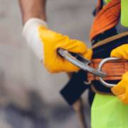 A importância da segurança no canteiro de obras: práticas e regulamentos.