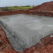 Concretagem do fundo da piscina de decantação.