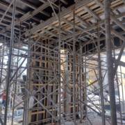 Estrutura em concreto armado e escoramento metálico: Segurança e eficiência na construção.