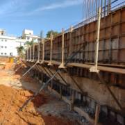 Contenção em concreto armado.