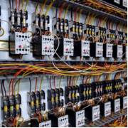 Banco de capacitores: o que é e como funciona?