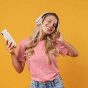 Mais liberdade para ouvir o que você gosta: Fones com qualidade Senhor Smart