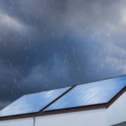 Energia solar funciona em dias nublados e chuvosos?
