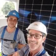 Instalação de 12 painéis de 560W pra compensar uma conta de energia no consumo de 700kWh/mês.