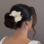 O penteado certo não apenas completa o visual: ele muda a forma como você chega para viver aquele momento