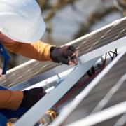 Manutenção de Sistemas Solares: Dicas da Tudo Ligado para Longevidade