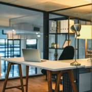 Móveis planejados para ambientes comerciais: Estilo e funcionalidade.