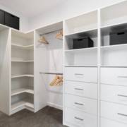 Closets planejados: como organizar suas roupas e acessórios com estilo.