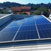 Instalação Residencial: Geração anual estimada: 5.434 kWh e Potência: 4,90 kWp