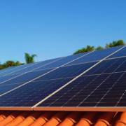 Instalação Residencial: Geração anual estimada: 6.886 kWh e Potência: 6,21 kWp